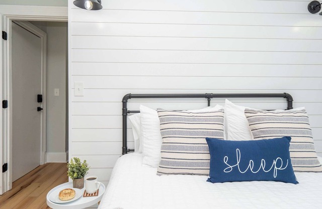 Jennifer's Modern & Comfy Broadway Retreat