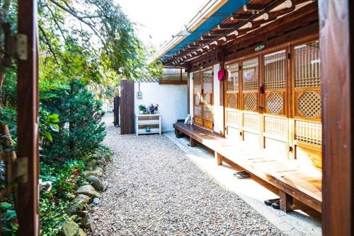 Jeonju Onggi Jonggi Hanok Stay