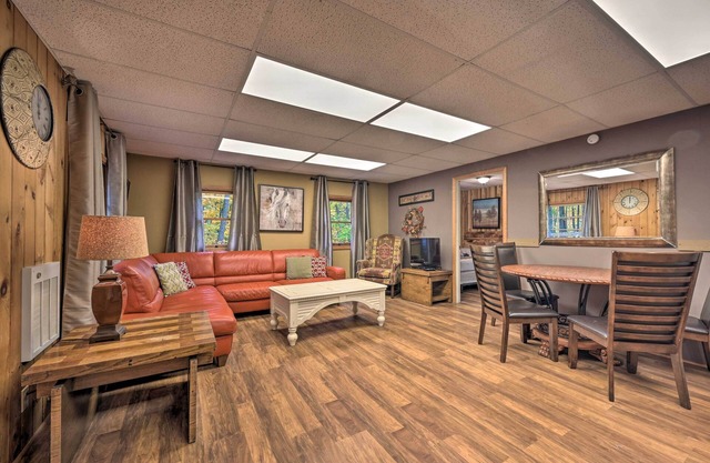 ‘John Wayne' Apartment - Deck, BBQ, Horses On-Site
