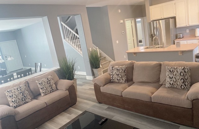 Joyful 5 Bed/3 Bath Home near Summerlin