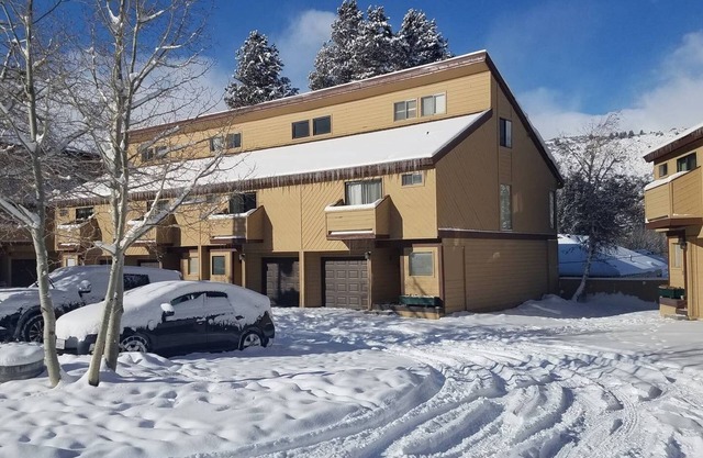 June Lake Home with a view - 2bd/2ba + loft