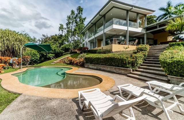 Jungle dog-friendly home with ocean views from the pool, gas grill & pool table