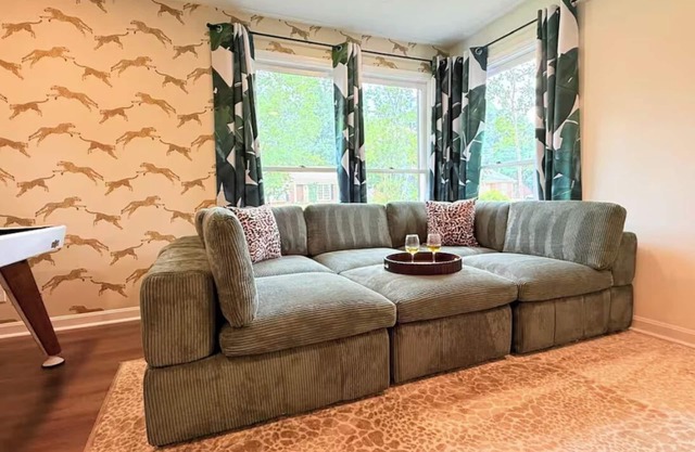 Jungle-Inspired 4BR Oasis - Peaceful & Private