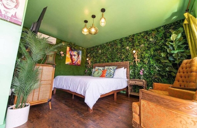 Jungle Room #7 - 1960 Retro Motel