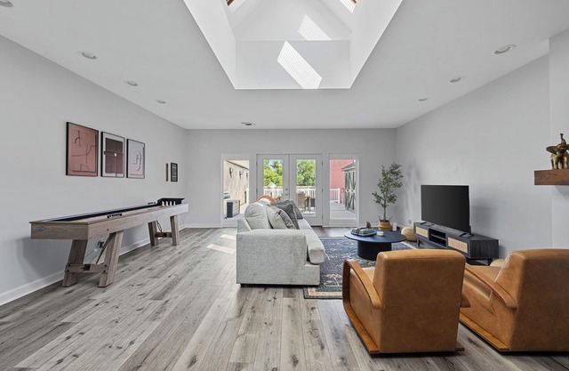 Juniper Presents Lighthouse Lookout: Upscale Loft, Walk to Beach, Culture + Cuis