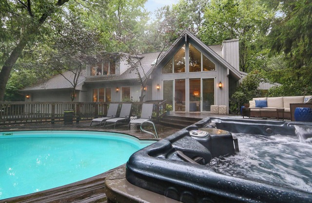 Juniper Presents: Treehouse Oasis w/Pool, Hot Tub, Fire Pit + Walk to Beach