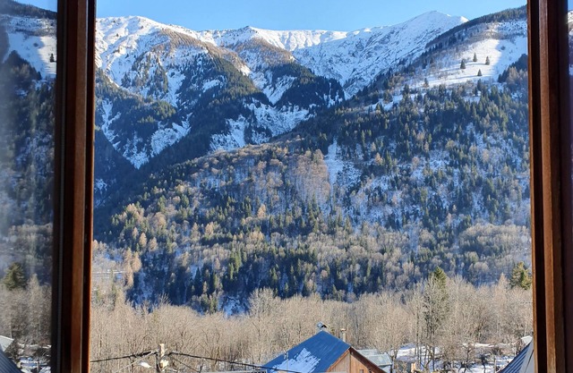 Just 5 minutes from the Domaine des Sybelles! Fully equipped apartment with view.