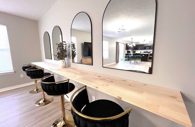 Just 10 Mins to Lucas Oil Stadium, Downtown, and SAFE! Host 12+ in spacious home