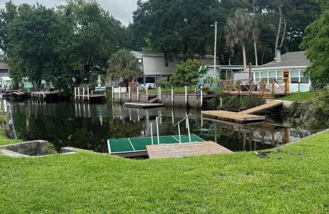 Just a couple minute paddle to hospital hole in Weeki Wachee. Pet friendly.