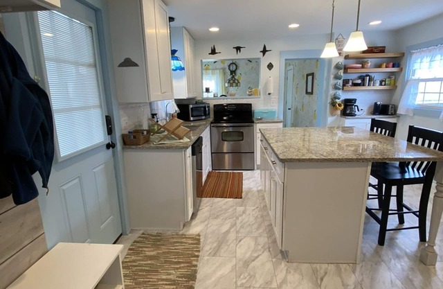 Just a few blocks from Lake Erie! 4 season home with a cozy cottagey feel.