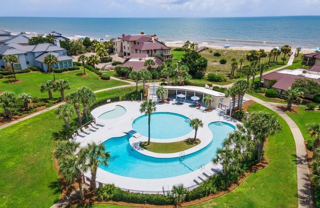 Just beyond the dunes Water's Edge is a cozy ocean view villa