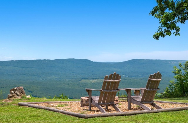 Just Bluffin’ at Mentone-Hot tub for two w/brow views!