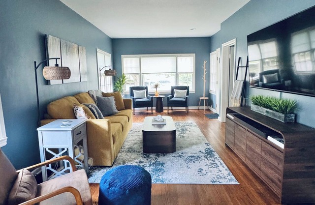 Just Renovated-Just for You! 2Bed 2Bath - 2.3 m from Notre Dame- Game Day Ready