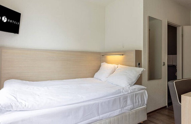 Just Right for Beach Walks, Bike Tours & Museum Visits! Free Breakfast, Parking!