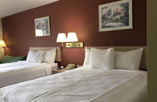 Just What You Were Looking For! Free Breakfast & Parking, Outdoor Pool