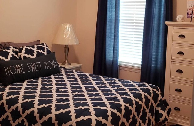 Just What You Were Looking For! Outdoor Pool Close to Ripley's Aquarium