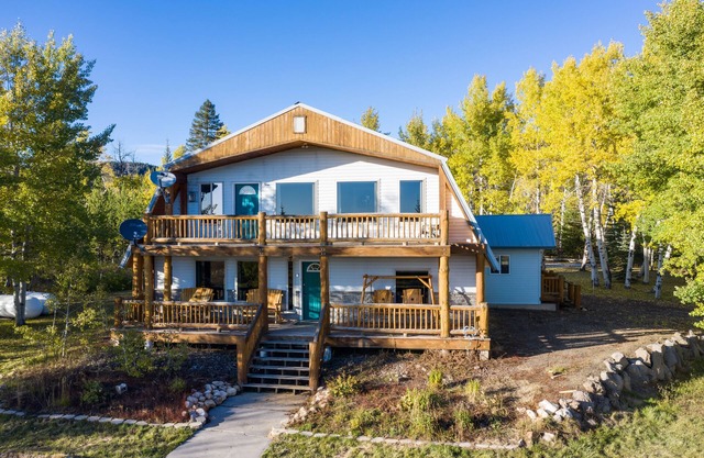 KABINO: 5 acres FirePit Pool Table Ping Pong Foosball WiFi Grill Mtn Trails Yellowstone