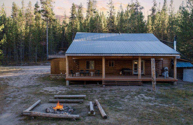 KABINO: Sleeps 20 Commercial Kitchen Fire Pit WiFi Bunk Beds