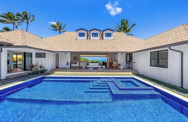 Kailua Beach Villa: Stunning Beachfront Estate Private Pool/Spa, Ocean View & AC
