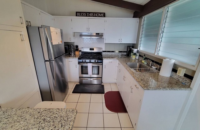 Kailua Family Friendly Home w/AC, 3 BR, Near Kailua Beach!