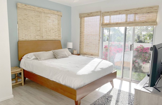 Kailua Private Place in Paradise. Sleeps 2 to 4! Full Kitchen, AC, lanai w/BBQ