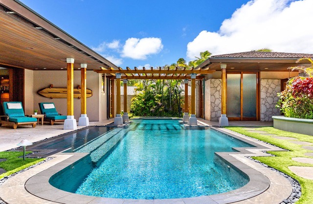 Kailua Sands | Oceanfront Pool Retreat with Gym | Sleeps 7