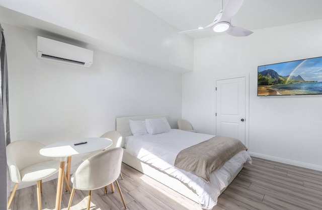 Kailua Studio - WiFi, AC, Garage, Steps from Beach