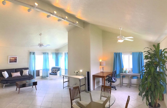 Kailua, vaulted ceiling, Office , yard, carport, BBQ, 15 min walk to beach