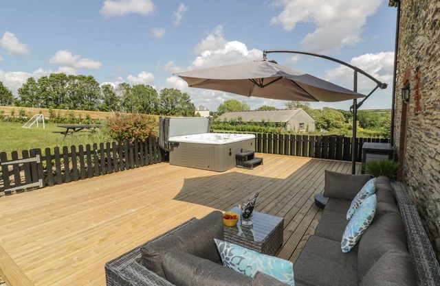 KARADOW, pet friendly, character holiday cottage in St Mawes