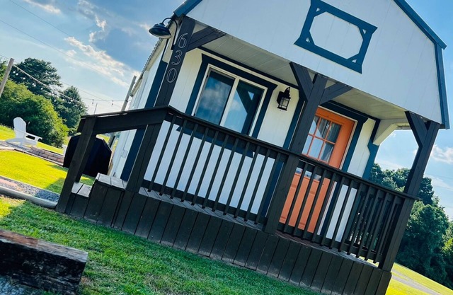 Karagan Cottage is less a mile from Smith Lake Park and the Zipline's.