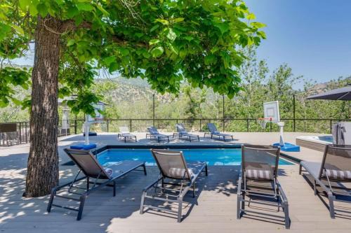 Kaweah River Cabin - Pool, Hot Tub, Movie Projector