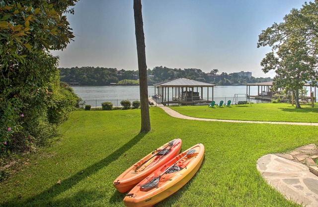 Kayaks, Dock: Waterfront Escape on Lake Hamilton!