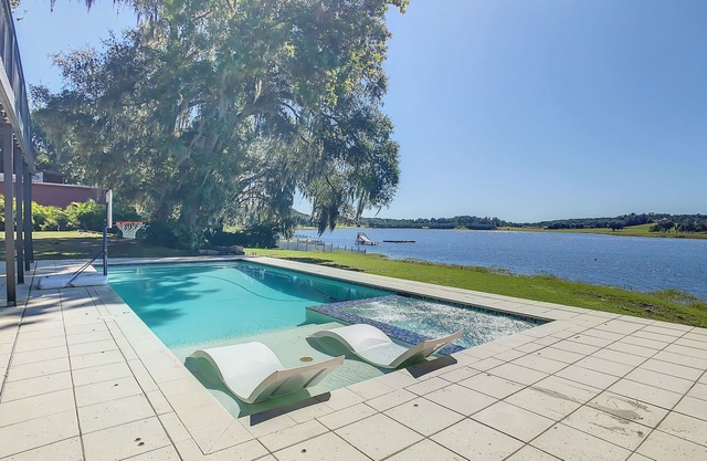 Kayaks/Spa/Pool/Firepit/Dog friendly Lakehouse Getaway!