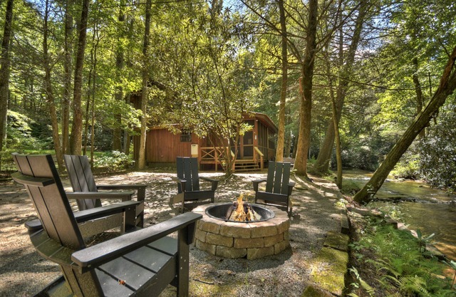 Keeping it Reel -Your pet-friendly creekfront haven, complete with hot tub, firepit, pool table, WiFi, and superb fishing