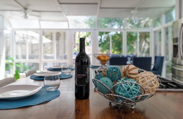 Kellogg’s Beach Home with washer/dryer,/full kitchen, kids backyard and parking