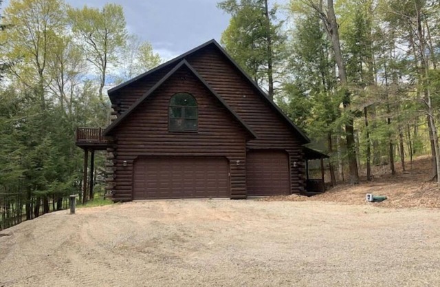 Kelly Lake HideAway-private, lake views, ATV trailnSleeps 8- 4 Beds- 1 Bathroom