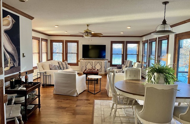 Kentucky Lake Retreat: A Perfect for Family and Friends with Breathtaking Views