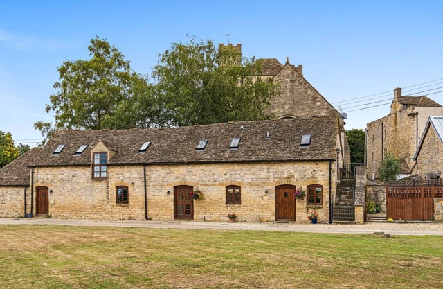 Kestrel Barn, Leonard Stanley - sleeps 5 guests in 2 bedrooms
