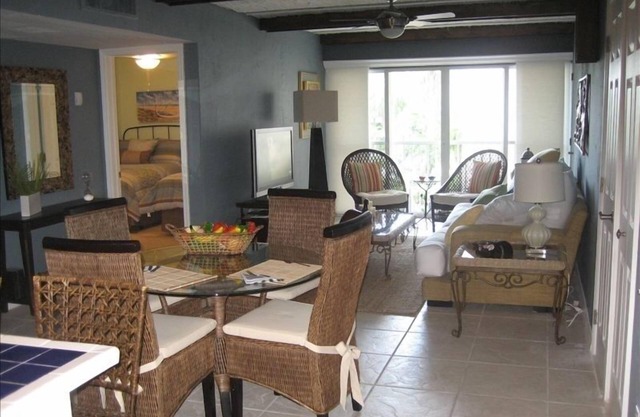 Key Biscayne - Exquisite Beach Condo - 1 Block to Beach