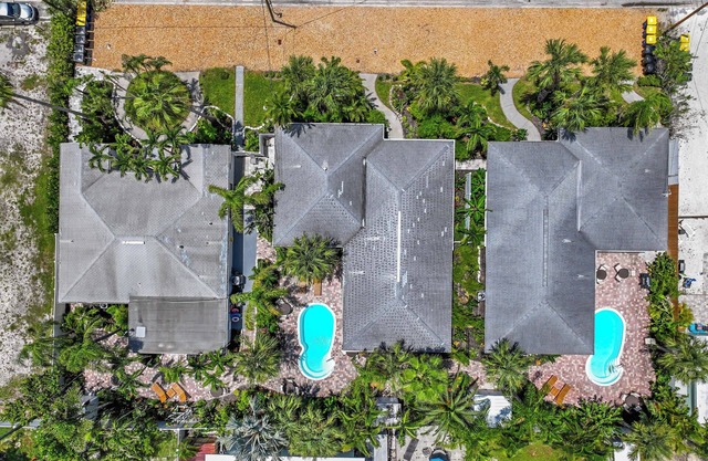KEYLIME COTTAGE Heated Pools, steps from the beach perfect location
