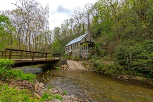 Kibbin Private, Luxury Stone Cottage by Creek