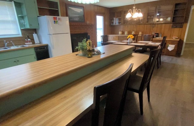 Killer Location! 25 min to Pigeon Forge 20 min to Knoxville! Super comfy!