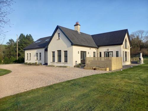Kilskeery Lodge, modern country house with hot tub
