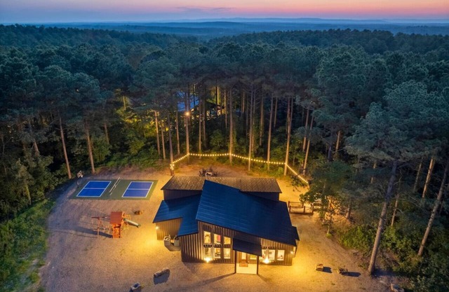 Kilted Heron Lodge · Pickleball/Basketball Court + Gameroom, 5 King En-Suites