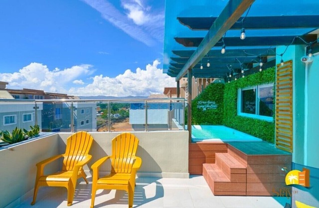 King Size Penthouse| Rooftop Jacuzzi| Pool Table| BBQ| 7 min Airport