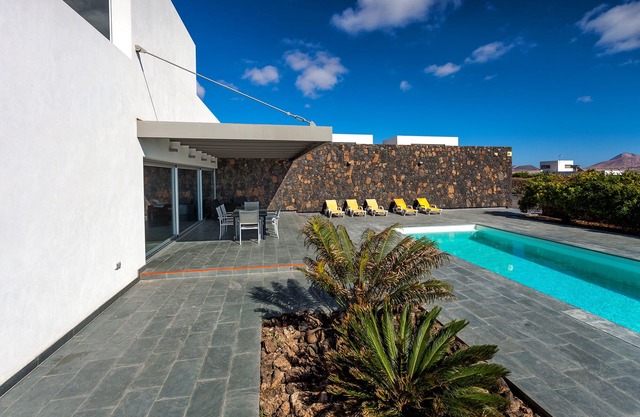 Kinegua M3 + M1. Design house 4 rooms 8 people. .WIFI. Heated pool