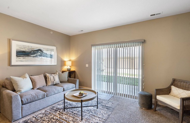 King and Queen Ground Floor End Unit w/Garage/Pool/Gym