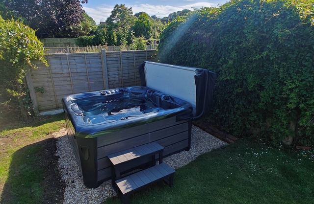 King Arthur’s Rest -Charming Eco Home, Garden & Hot Tub. Sleeps 10. Pet friendly