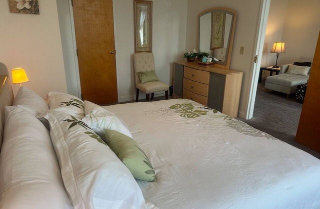 King bdrm in brilliant downtown Greensboro-few min, walk to food & entertainment