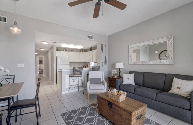 King bed + bunks, Quiet beach, Pool, hot tub & balcony, walk to beach, 1b&2bath